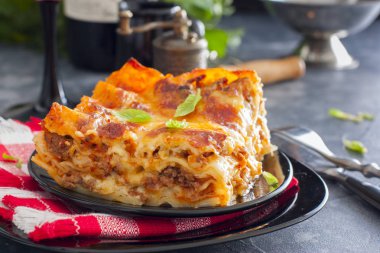 Geleneksel İtalyan lazanya Bolognese kıyma ve domates sosu, yatay