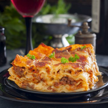 Geleneksel ev yapımı lazanya Bolognese parça dilimlenmiş, kare