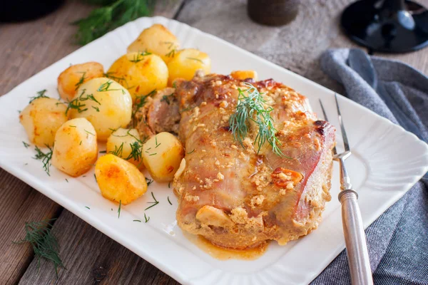 Gebakken Vlees Van Kalkoenen Dij Met Aardappelen Een Witte Schotel — Stockfoto