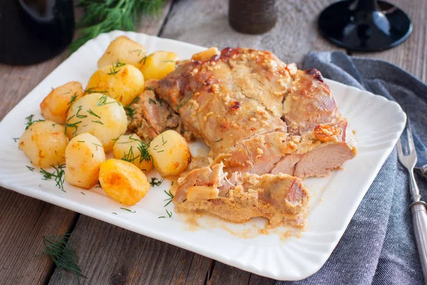 Carne Muslo Pavo Horno Con Patatas Plato Blanco Horizontal — Foto de Stock