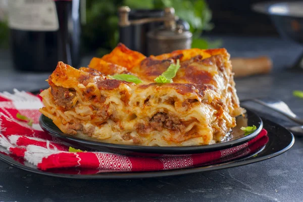 Tradycyjny Włoski Lasagne Bolognese Mielonego Mięsa Sosu Pomidorowego Poziome — Zdjęcie stockowe