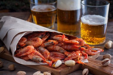 Domates sosu, seçici odak için bira karides kızarmış