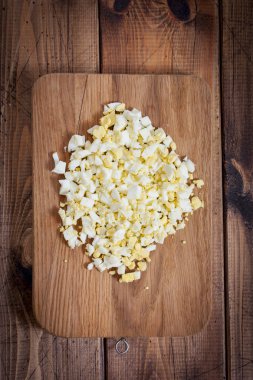 Haşlanmış yumurta bir tahta masa, üstten görünüm dilimlenmiş