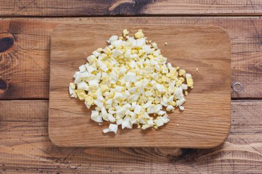 Haşlanmış yumurta bir tahta masa, üstten görünüm dilimlenmiş