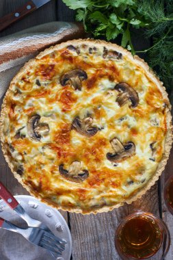 Lorraine açık pasta tavuk ve mantar, üstten görünüm