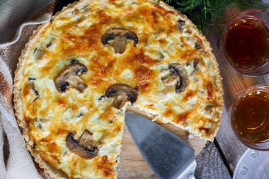 Tavuk ve mantar kum hamur, üstten görünüm, yatay ile açık pasta