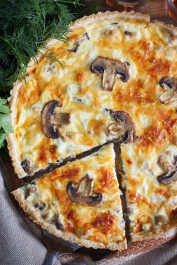 Lorraine açık pasta tavuk ve mantar, üstten görünüm