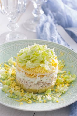 Salata tavuk ve Çin lahanası, seçici odak ile katmanlı