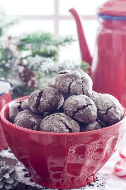 Çatlaklar ile ev yapımı çikolatalı kurabiye. Krema şeker ile bisküvi. Seçici odak