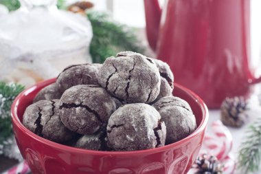 Kırmızı kase, yatay çatlaklar ile çikolata kurabiye