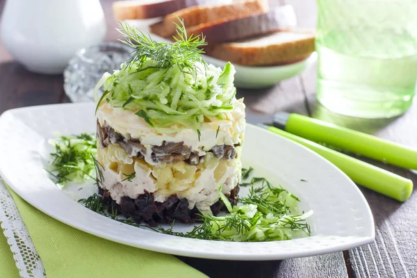 Salade Poulet Pruneaux Garnie Concombre Frais Légumes Verts Sur Une — Photo