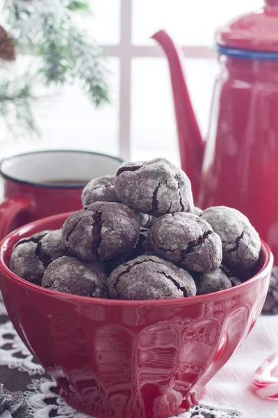 亀裂の自家製チョコレート クッキー 粉砂糖ビスケット 選択と集中 — ストック写真