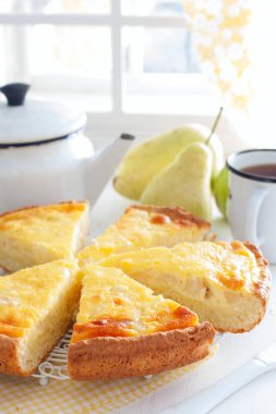 Lor böreği armut ve ekşi krema, parçalara, seçici odak ile yerden