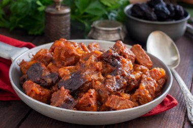 Kuru erik domates soslu bir tavada, yatay ile sığır eti