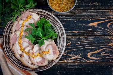 Domuz knuckle rulo tavuk fileto ve baharat ile hardal, üstten görünüm, kopya alanı ile ahşap bir masa üzerinde