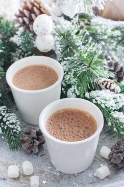 İki bardak sıcak çikolata Noel süsleri, seçici odak ile