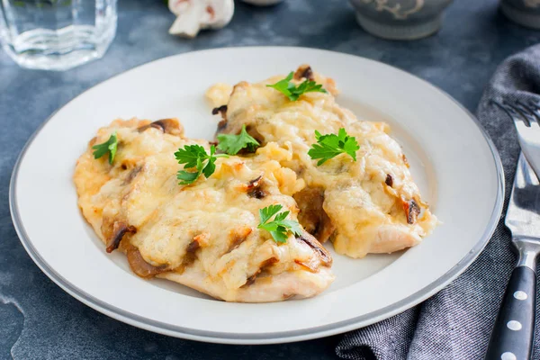 Hühnerfiletbrust Mit Käse Und Champignons Selektiver Fokus — Stockfoto