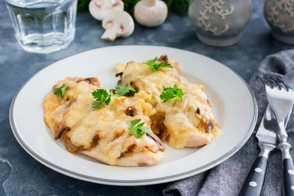 Peito Filé Frango Com Queijo Cogumelos Foco Seletivo — Fotografia de Stock