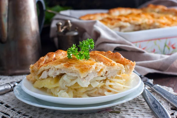 Pastel Hojaldre Rebanado Con Pollo Papas Cebollas Enfoque Selectivo —  Fotos de Stock