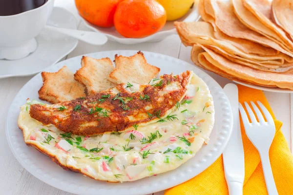 Omelett Mit Krabbenspießen Auf Einem Weißen Teller Mit Toast Aus — Stockfoto