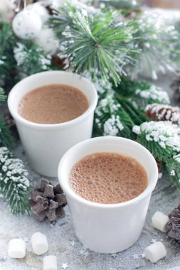 İki bardak sıcak çikolata Noel süsleri, seçici odak ile