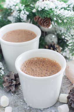 İki bardak sıcak çikolata Noel süsleri, seçici odak ile