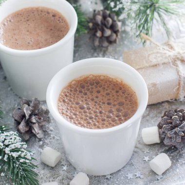 İki bardak sıcak çikolata Noel süsleri, seçici odak ile