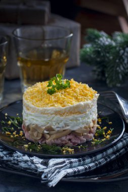 Katmanları konserve petrol, füme tavuk ve peynir, seçici odak ile salata