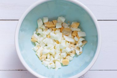 Adım adım hazırlanması salatası karidesleri, taze salatalık, yumurta ve peynir, adım 2 - malzemeler - yumurta, en iyi haşlanmış ekleyerek görünümü, yatay