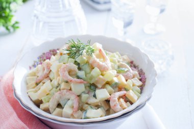 Salata karides, salatalık, yumurta ve peynir, yatay