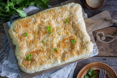 Puf böreği tavuklu böreği bir tahta masa, üstten görünüm, yatay olarak