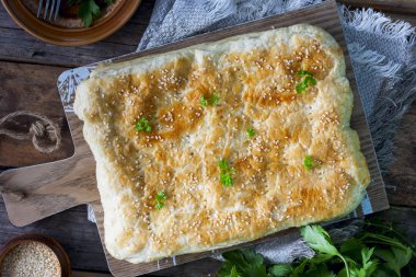 Puf böreği tavuklu böreği bir tahta masa, üstten görünüm, yatay olarak