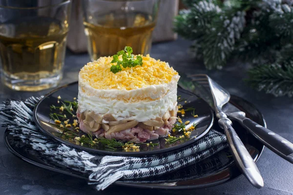 Салат Слоями Консервированными Грибами Копченая Курица Сыр Черной Тарелке Горизонтальная — стоковое фото