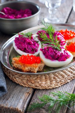 Pancar ve doldurma bir ahşap masa, rustik tarzı, seçici odak balık yumurta dolması snack