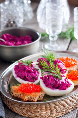 Pancar ve doldurma bir ahşap masa, rustik tarzı, seçici odak balık yumurta dolması snack