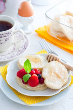 Vejetaryen (yağsız) Mantar krep çilek ve tatlım, seçici odak ile