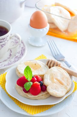 Vejetaryen (yağsız) Mantar krep çilek ve tatlım, seçici odak ile