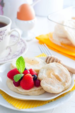 Vejetaryen (yağsız) Mantar krep çilek ve tatlım, seçici odak ile