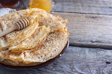 Ev yapımı ince krep yerken üzerine ahşap bir masa, yatay, alanı Kopyala