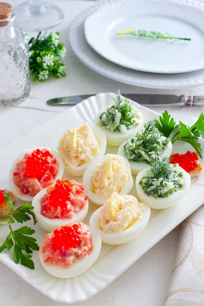 Ovos Recheados Com Peixe Vermelho Queijo Pepino Verde Prato Branco — Fotografia de Stock