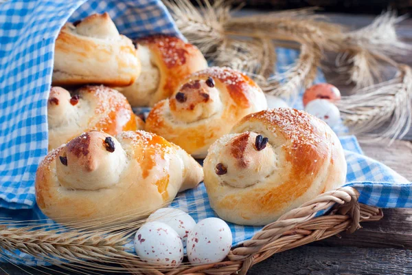 Paskalya Kuş Ekmek Paskalya Piliç Topuz Geleneksel Paskalya Tatlı Ekmek — Stok fotoğraf