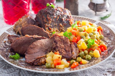 Pişmiş sığır sebzeler (havuç, bezelye, patates), yatay