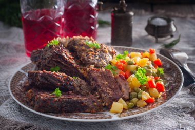 Pişmiş sığır sebzeler (havuç, bezelye, patates), yatay