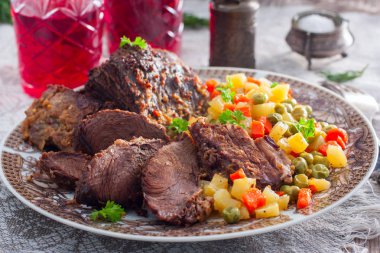 Pişmiş sığır sebzeler (havuç, bezelye, patates), yatay