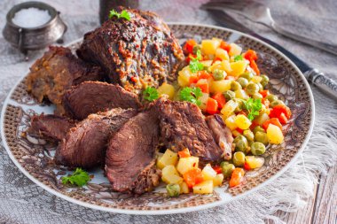 Pişmiş sığır sebzeler (havuç, bezelye, patates), yatay