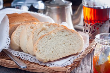 Ev yapımı beyaz ekmek, rustik tarzda dilimlenmiş, yatay