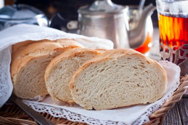 Ev yapımı beyaz ekmek, rustik tarzda dilimlenmiş, yatay