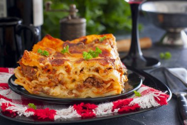 Geleneksel İtalyan lazanya Bolognese kıyma ve domates sosu, yatay