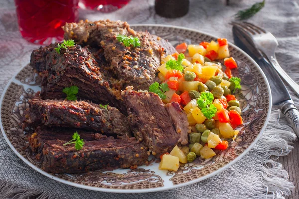 Pişmiş sığır sebzeler (havuç, bezelye, patates), yatay