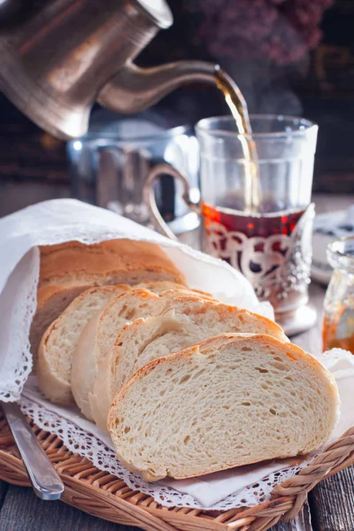 Bir fincan çay arka planda, seçici odak ile ev yapımı beyaz ekmek